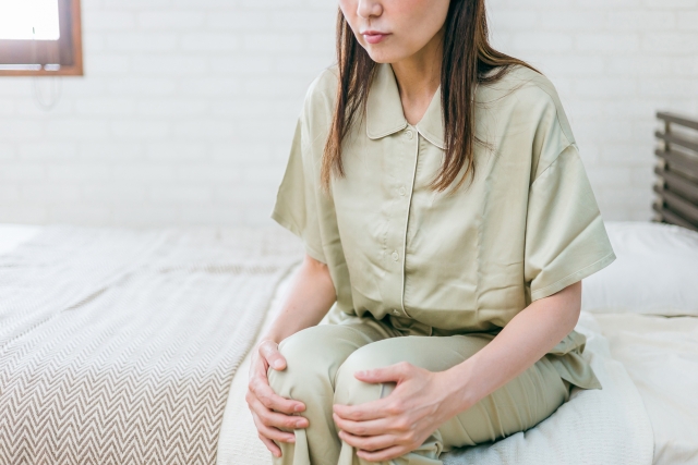 膝痛の辛い症状に悩む女性